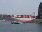 15.4.05 - Elbe bei Hamburg, Hhe Bubendeyufer( Lotsenstation)
Der Hafenkapitn(blaues Boot) will der YM ROTTERDAM noch schnell 'auf Wiedersehen' sagen.