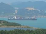Ein Containerschiff zwischen den zahlreichen Inseln auf Hongkonger Gebiet, 2007