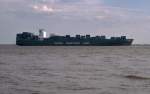 ein Containerschiff der CHINA SHIPPING LINE auf der Unterelbe Richtung Atlantik
