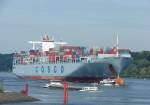 Hamburg am 8.Juli 2010, - COSCO INDIAN OCEAN elbaufwrts in Hhe Finkenwerder unterwegs. Im Vordergrund der Binnenfrachter NORDLAND VII. Dazwischen ein Lotsenversetzboot, das den Hafenlotsen zum Coscoliner brachte.