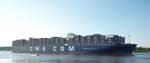 Hamburg am 13.7.10 - CMA CGM CHRISTOPHE COLOMBO demonstriert den letzten Schrei im Containerschiffbau. Mit 365 m Lnge, 157.092 tdw Tragfhigkeit, bzw 13.830 Teu(!) ist sie das Typschiff von weiteren 9 Schiffen der COLOMB-Klasse. 5 fr CMA CGM u 5 fr Maersk.