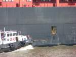 Ein Lotsenversetzboot manvriert sich an die Einstiegsluke der BERLIN EXPRESS.(Hamburg,16.4.07)