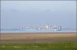 . Bald ist das Ziel erreicht - 

Ein unerkannt gebliebenes Containerschiff der Mærsk Line wird bald Wilhelmshaven erreichen. Gesehen von der Insel Mellum aus. 

17.06.2013 (J)  