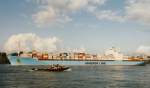 Hamburg, Sep 92 - LICA MAERSK passiert die Lotsenstation am Bubendeyufer. (Bj 1981, 53.498tdw)