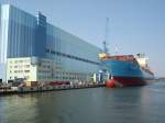 Neubau Containerschnellschiff,daneben die Volkswerft in Stralsund  aufgenommen im Juli 2006 