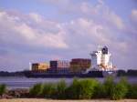 Ein Containerschiff auf der Elbe bei Wedel.