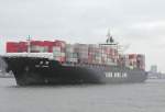 Hamburg a 22.2.04 - MING COSMOS luft aus. Baujahr 2001, 5.551 Teu, 26,5kn schnell, mit einer 47.700 PS Maschine.