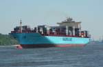 Juni 06 - MAERSK STRALSUND auslaufend aus Hamburg.-Bj 2005,Korea.
Die Maersk Liner liefen Hamburg frher regelmssig an, bis ihnen die Hafengebhren zu viel wurden.Ich glaube, jetzt hat die Reederei Bremerhaven im Fahrplan.