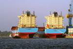 Maersk Newport und Maersk Norfolk in Stralsund. Am 04.09.2008 wurde der Neubau Maersk Norfolk von der Absenkanlage zur Ausrstungspier verholt. Im Vordergrund der Schlepper Bugsier 15 und am Vorschiff des Verholers der Schlepper Fairplay XV.