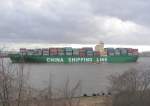 Hamburg 2005, CSCL KOBE einlaufend.Es ist selten, dass man Schiffe mal von Norden (Elbchaussee) knipsen kann. Totales Gegenlicht bei Sonnenschein.