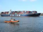 Hamburg a 9.3.05, CMA CGM MOZART einlaufend i Hhe Finkenwerder.
Baujahr 2004, 24,5 kn schnell,277m lang.
CMA CGM ist die drittgrte Containerschiffsreederei der Welt.