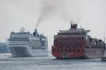 Schiffsbegegnung zwischen dem Cruise Liner MSC Poesia und dem Containerschiff Rio De Janeiro aufgenommen am 30.05.10 vom Rschpark Hamburg Finkenwerder.