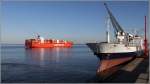 Die 2008 gebaute RIO DE LA PLATA (IMO 9377951) passiert am 30.09.2015 Cuxhaven Elbe aufwärts fahrend. Sie ist 286 m lang, 40 m breit, hat eine GT/BRZ von 73.899, eine DWT von 80.454 t und eine Kapazität von 5.905 TEU. Heimathafen ist Monrovia (Liberia). 