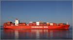 Die 2008 gebaute RIO DE LA PLATA (IMO 9377951) passiert am 30.09.2015 Cuxhaven Elbe aufwärts fahrend. Sie ist 286 m lang, 40 m breit, hat eine GT/BRZ von 73.899, eine DWT von 80.454 t und eine Kapazität von 5.905 TEU. Heimathafen ist Monrovia (Liberia). 