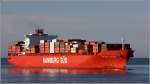 Die 2008 gebaute RIO DE LA PLATA (IMO 9377951) passiert am 30.09.2015 Cuxhaven Elbe aufwärts fahrend. Sie ist 286 m lang, 40 m breit, hat eine GT/BRZ von 73.899, eine DWT von 80.454 t und eine Kapazität von 5.905 TEU. Heimathafen ist Monrovia (Liberia). 