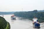 4 Schiffe nähern sich im Nord-Ostsee-Kanal der Hochbrücke Grünental vorne das Containerschiff Trans Frej gefolgt von der Andrea dahinter der Schlepper Akul und als letztes der Mehrzweckfrachter Pregol