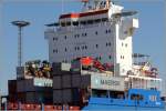 Eine eher ungewöhntliche Ladung für Containerschiffe ist hier auf der WYBELSUM (IMO 9386976) zu sehen. Solche Fahrzeuge werden üblicherweise als  high and heavy -Ladung auf Autotransportern verschifft. Bremerhaven, 06.04.2015.