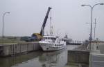 Adler II steht in der Schleuse des Eidersperrwerks (04.12), unter der hochgeklappten Strassenbrcke durchfotografiert. Fr unseren Enkel ein echtes Erlebnis 