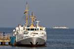 Die Adler-Vineta hat an der Seebrcke Bansin angelegt und im Hintergrund fhrt ein Schiff der Unity Line vorbei.