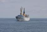 Das Seebderschiff Atlantis erreicht am 6.7.2013 Helgoland und  geht hier vor Anker.