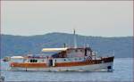 Ausflugschiff 'Amadeus' unterwegs vor Čaklije; in Hintergrund Insel Hvar. /29.8.2013