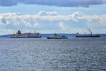 Die Sassnitz und die Binz fahren auf der Prorer Wiek aneinander vorbei.