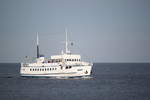 Die MS Baltica der Reederei BSTW Baltic Schiffahrt und Touristik mit Heimathafen Lübeck auf ihrem Seeweg von Kühlungsborn Seebrücke nach Warnemünde beim Einlaufen in