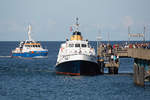 Fahrgastschiff BINZ an der Seebrücke im Ostseebad Binz und im Hintergrund das Polizeiboot GRANITZ ,dass ebenfalls an der Seebrücke anlegen wird.