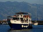 MS-BURA, leider gibt auch die HP(http://www.excursions-bura-baska.com/de/) nicht mehr Daten über dieses Schiff preis; welches bei den letzten Sonnenstrahlen im Hafen von Baska(Kroatien) einläuft; 230930