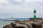 FGS BINZ (IMO 6801822) vor dem Sassnitzer Leuchtturm.