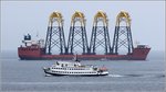 Die CAP ARKONA (IMO 7802108) ist am 21.08.2016 vor Sassnitz unterwegs. Hier bietet sie den Fahrgästen einen Blick auf die vor Sassnitz ankernde TERN (IMO 8000977). 