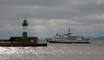 Das 46m lange Fahrgastschiff CAP ARKONA am 08.10.21 Vorbeifahrt Leuchtturm Mole Sassnitz