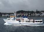 Das kleine Personenfährschiff  Cruzeiro das Ilhas  verlässt am 29.07.2023 den Hafen Horta auf der Azoren-Insel Faial.