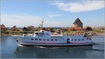 Die 1967 auf der Husumer Schiffswerft gebaute ERTHOLM (IMO 6720860) am 25.08.2016 im nördlichen Teil des Hafens der dänischen Erbseninseln. Dies Fahrgastschiff ist 36 m lang, 7 m breit und bietet 223 Passagieren Platz. Heimathafen ist Christiansø (Dänemark). Im Hintergrund ist die Insel Frederiskømit dem Lille Tårn zu sehen.