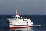 Die 1967 auf der Husumer Schiffswerft gebaute ERTHOLM (IMO 6720860) steuert am 25.08.2016 die nördliche Hafenzufahrt der dänischen Erbseninseln an. Dies Fahrgastschiff ist 36 m lang, 7 m breit und bietet 223 Passagieren Platz. Heimathafen ist Christiansø (Dänemark). 