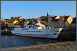 Die  Ertholm  (Baujahr 1967) der Christiansøfarten verkehrt als Fahrgastschiff zwischen den nördlich von Bornholm gelegenen Erbseninseln und Gudhjem an der Nordküste von Bornholm. Am 22.04.2019 liegt das Schiff im Hafen von Gudhjem vor Anker.