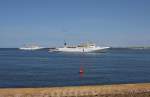 Auf der Reede vor Helgoland liegen von links am 6.7.2013 vor Anker:  Funny Lady und Fair Lady.