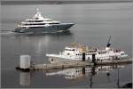 Die Megayacht TITAN (IMO 1010478) im Hintergrund ist rund 10 m länger als die im Vordergrund liegende FAIR LADY (IMO 7016474). Während auf der TITAN 7 Kabinen für 14 Gäste zur Verfügung stehen, kann die FAIR LADY bis zu 800 Passagiere nach Helgoland bringen. Bremerhaven, 27.09.2015.