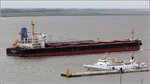 Die 1999 gebaute WESER STAHL (IMO 9186687) am 08.08.2016 Höhe Bremerhaven Weser abwärts fahrend. Dieser selbstentladende bulk carrier ist 192 m lang, 32 m breit, hat eine GT von 28.564 und eine DWT von 47.257. Heimathafen ist Limassol (Zypern).
Darunter ist die FAIR LADY (IMO 7016474) zu sehen, die in den Sommermonaten von Bremerhaven aus Helgoland ansteuert.