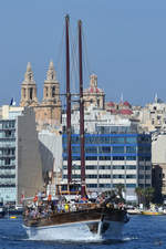 Das Ausflugsschiff  Faith  verlässt den Marsamxett Hafen. (Sliema, Oktober 2017)