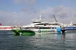 Der Katamaran Flyingcat 5 von Hellenic Seaways legt hier am 4.3.2020 im Hafen von Piräus ab.