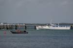 In der Lübecker Bucht vor dem Anleger Scharbeutz Fahrgastsciff HASEATIC II und DLRG-Boot; 03.06.2015  