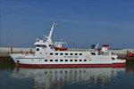 . FGS Harlingerland, IMO 7904592; gebaut 1979 von der Bauwerft Gebr. Schrenstedt in Bardenfleht; L 46,47 m; B 8,5 m; Tg max 1,41 m; Angetrieben von 4 Dieselmotoren mit je 205 kW; max 22 km/h; zugelassen fr bis zu 635 Personen. Rederei ist die Partenreederei MS“Harlingerland“; das Schiff fhrt fr die zur DB Auto Zug gehrende Schifffahrt und Inselbahn Wangerooge. Wangerooge 02.05.2016.   