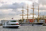 Fahrgastschiff HANSE und Viermastbark PASSAT am 29.12.2022 im Hafen von Lübeck-Travemünde