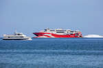 Fahrgastschiff INSEL RÜGEN (IMO 8745929) und Passagier & Ro-Ro Fähre SKANE JET (IMO 9176060) vor Rügen. - 23.07.2021

