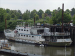 Die JADE PERLE, Wilhelmshaven ex MS WANGEROOGE (Baujahr 1960 Husumer Schiffswerft) in einem offenbar desolaten Zustand liegt seit 2011 im Finkenwerder Steendiekkanal; 27.05.2016  