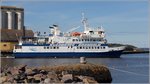 Die 1986 gebaute JANTAR (IMO 8418708) hat am 23.08.2016 in Nexø (Bornholm) abgelegt und macht sich auf die Heimreise in ihren Heimathafen Kolberg (Polen). Sie ist 37,75 m lang und 11,75 m breit, die GT/BRZ beträgt 697 und sie kann 334 Passagiere befördern. Früherer Name: LIIVI LAHT.