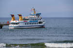 Fahrgastschiff MÖNCHGUT (IMO 211227920) an der Seebrücke im Ostseebad Göhren.