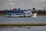Fährschiff MIRA SADO als letztes Fährschiff des Tages zu den vorgelagerten  Inseln  Farol und Culatra (es sind eigentlich  nur  größere Sandbänke) / gesehen in Olhão