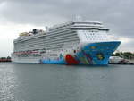 Die Norwegian Breakaway  der Reederei Norwegian Cruise Line im Warnemünder Hafen am 28.